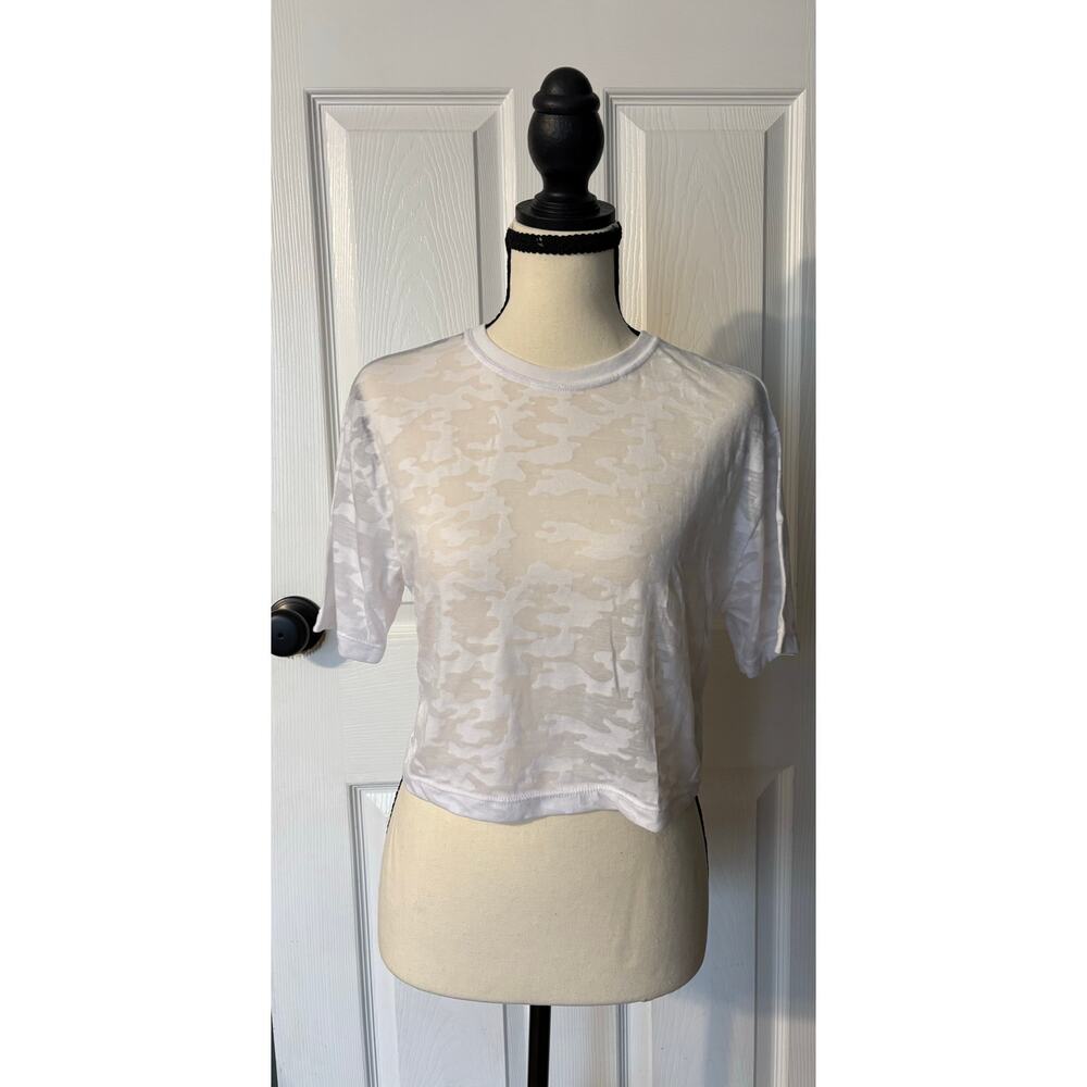 Fabletics Cropped Tee White Camo Short Sleeve Activewear Athleisure Top Size S